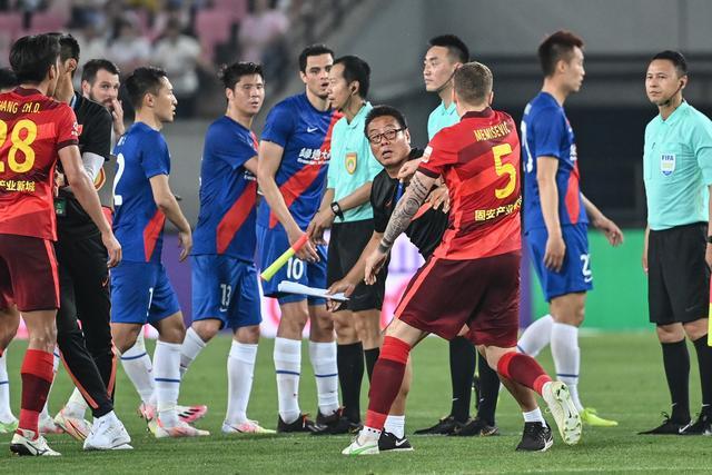 迪马济奥：国米正试图加快引进斯通斯，以求抢在尤文之前完成签约